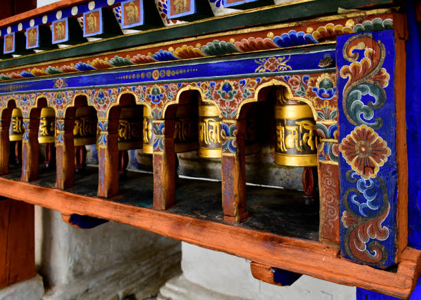 tempio kyichu lhakhang - ruote di preghiera, paro, bhutan - prayer wheel immagine foto e immagini stock