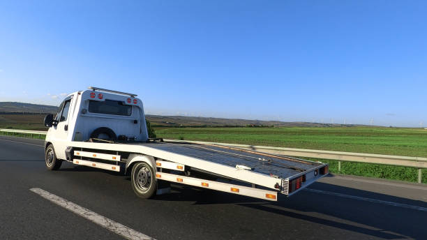 asistencia de carretera - towing tow truck truck semi truck fotografías e imágenes de stock