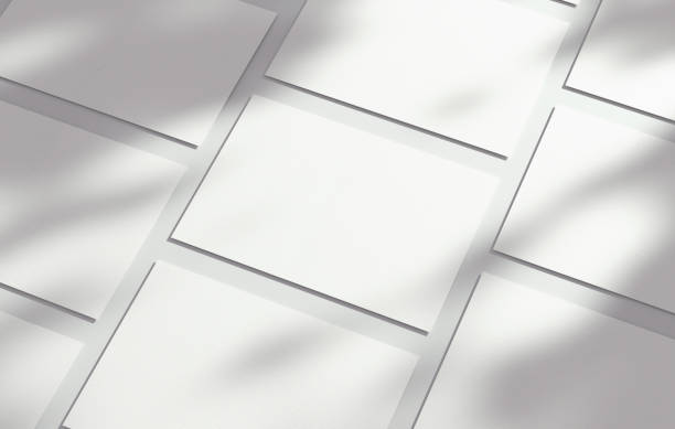 multi-postkarten modell leeres papier doppelseitige vorlage mit schatten auf einem strukturierten hintergrund. leere karte isoliert für design im 3d-rendering - postkarte stock-fotos und bilder