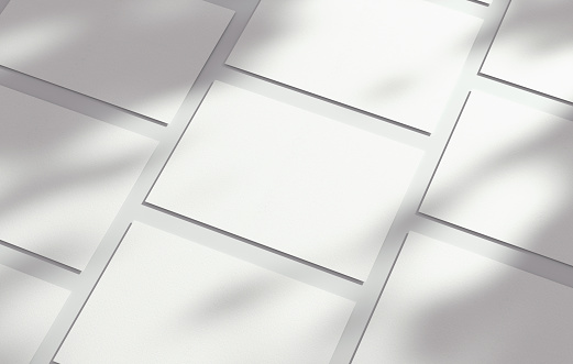Maqueta de postales múltiples plantilla de papel en blanco a doble cara con sombra sobre un fondo texturizado. Tarjeta vacía aislada para diseño en renderizado 3D photo