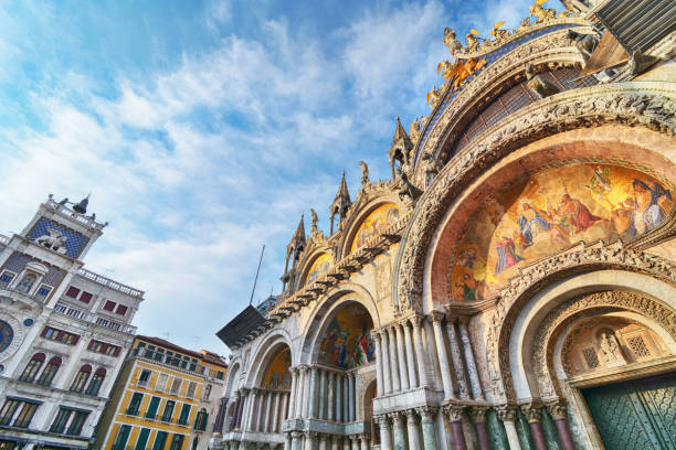 st. marque cathédrale et la tour de l’horloge, venise - basilica photos et images de collection