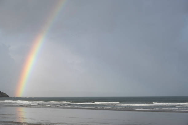 heller regenbogen über dem meer - devon north devon sunset multi colored stock-fotos und bilder