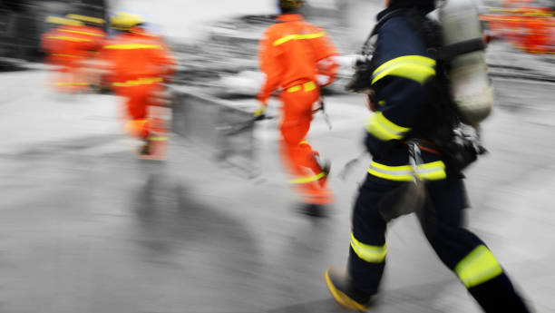 forças de busca e salvamento correndo para um prédio destruído. movimento desfoque - serviços de emergência - fotografias e filmes do acervo