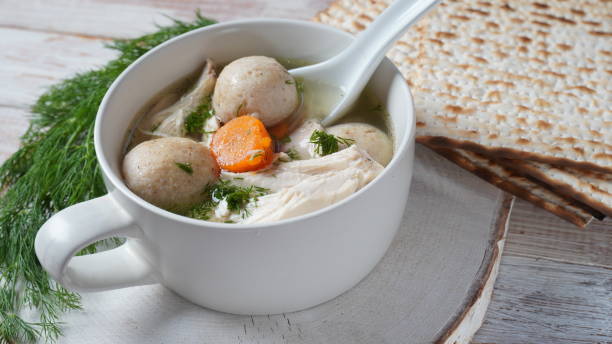 sopa de bolas de pollo matzo con zanahorias en el tazón. comida judía tradicional de pascua - matzo soup passover judaism fotografías e imágenes de stock