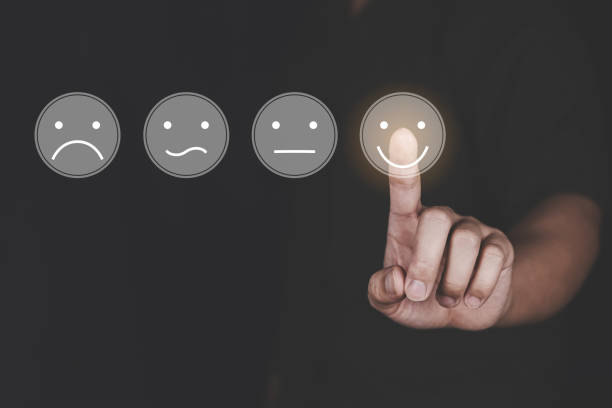 Customer Experience Concept, happy Business women holding the smartphone with a checked box on Excellent Smiley Face and Rating for a satisfaction survey, and positive customer feedback testimonial. concepto de experiencia del cliente, mujeres de negocios felices sosteniendo el teléfono inteligente con una casilla marcada en excelente cara sonriente y calificación para una encuesta de satisfacción, y testimonios positivos de comentarios de los clie