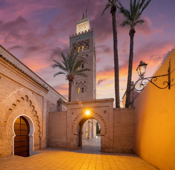 koutoubia-moschee in der dämmerung, marrakesch, marokko - minarett stock-fotos und bilder