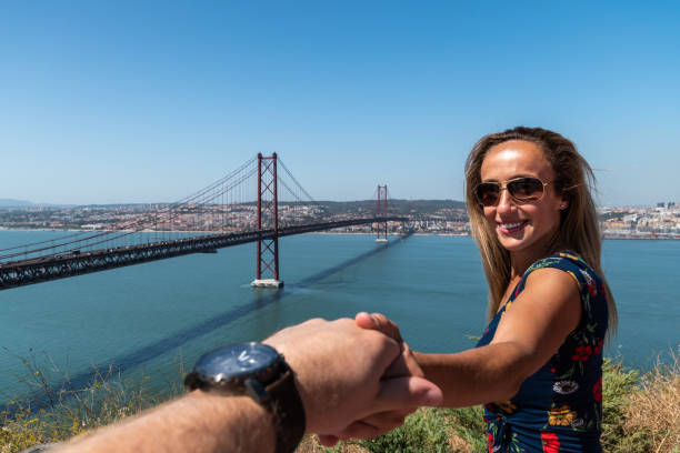 couple visiting lisbon. - foto’s van oudere mannen stockfoto's en -beelden