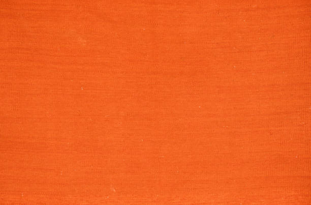 un vecchio tappeto intrecciato arancione in tinta unita. - sackcloth textured textured effect burlap foto e immagini stock
