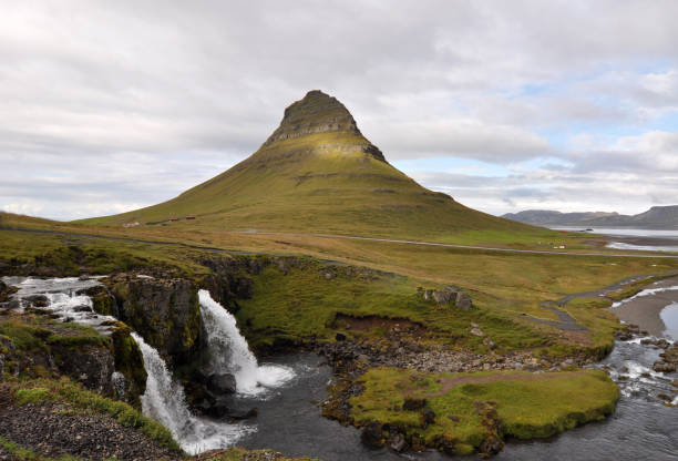 cachoeira kirkjufellsfoss, islândia. - kerith - fotografias e filmes do acervo