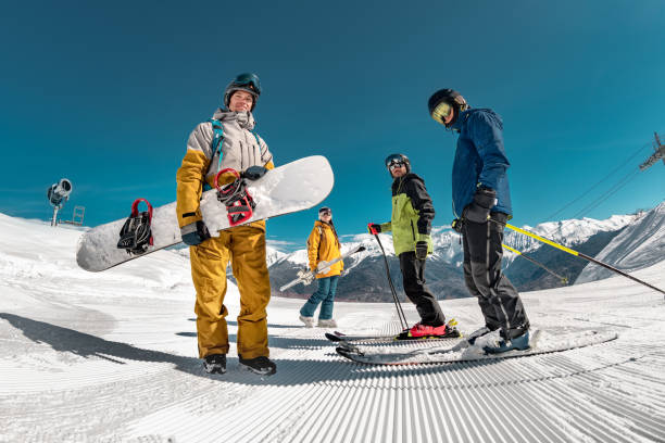 gruppo di sciatori e snowboarder nel comprensorio sciistico - snowboarding friendship snow winter foto e immagini stock