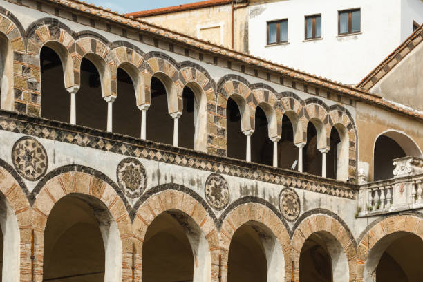 un dettaglio dell'architettura della cattedrale di salerno: corridoi con archi moreschi nel piazzale - salerno foto e immagini stock