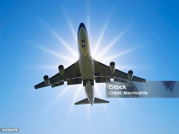 Avión Flying Foto de stock y más banco de imágenes de Actividad física - Actividad física, Aeropuerto, Ala de avión
