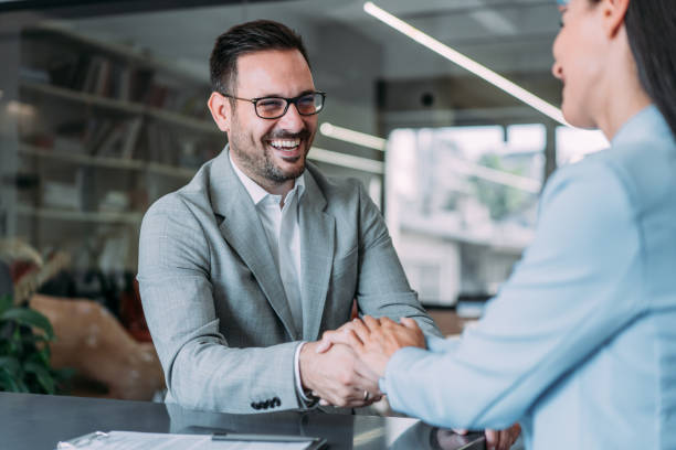 성공적인 파트너십. - business relationship handshake business meeting 뉴스 사진 이미지