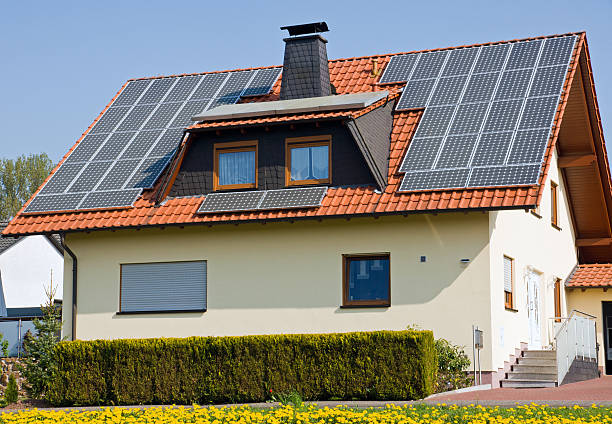 casa com painéis solares - klimaschutz - fotografias e filmes do acervo