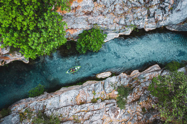 vista aérea de kayak en el río que fluye en el cañón - extreme sports kayaking kayak adventure fotografías e imágenes de stock