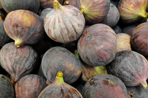 Close-up on a stack of figs on a market stall.