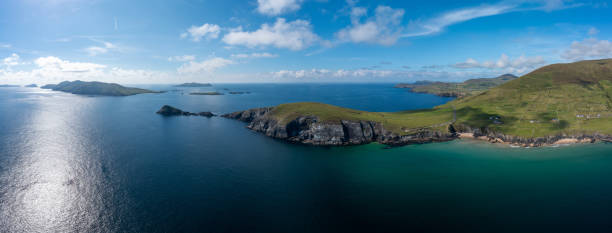 vista panorámica de slea head y la península de dingle en el condado de kerry - republic of ireland famous place dingle peninsula slea head fotografías e imágenes de stock