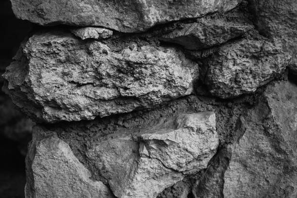 кирпичная серебряная стена. рок-фон. текстура скалы. черная текстура. темный камень фона. каменная куча. окрашивание пятен. поверхность поро - surrounding wall boulder basalt igneous rock стоковые фото и изображения