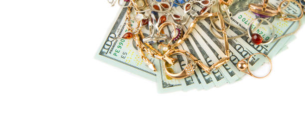 흰색에 고립 된 달러와 보석. 텍스트를 배치합니다. 와이드 사진. 개념 - 비즈니스 및 금융. - gold jewelry scrap metal buying 뉴스 사진 이미지