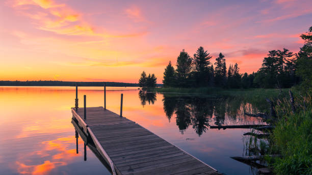ミネソタ州北部の湖の夕日 - canoeing canoe minnesota lake ストックフォトと画像