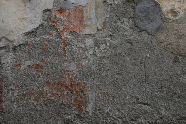 craquelé mur de pierre - sign dirty plaster red photos et images de collection