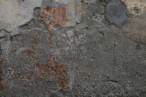 трещины каменная стена - sign dirty plaster red стоковые фото и изображения
