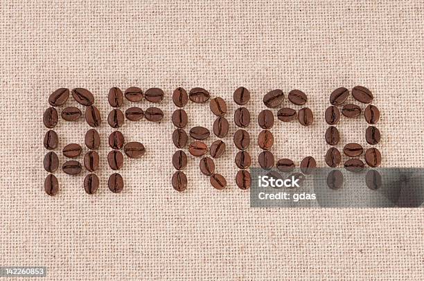 Plano Aproximado De Grãos De Café Formando A Palavra De África - Fotografias de stock e mais imagens de Agricultura