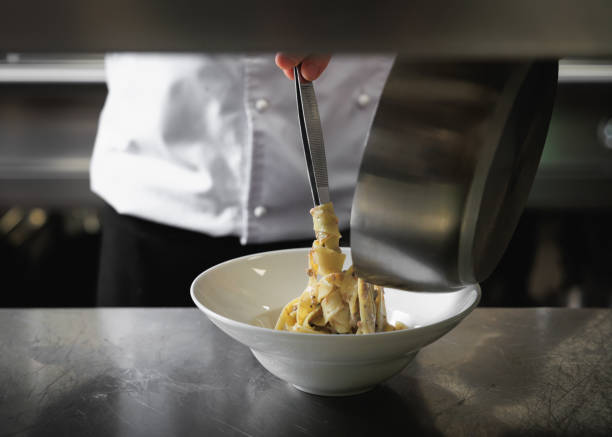 crema tagliatelle pasta preparar y servir - apple portion red freshness fotografías e imágenes de stock