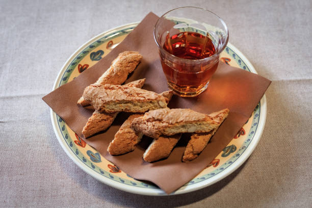 cantucci e vin santo, sobremesa italiana - biscotti italian culture cookie restaurant - fotografias e filmes do acervo