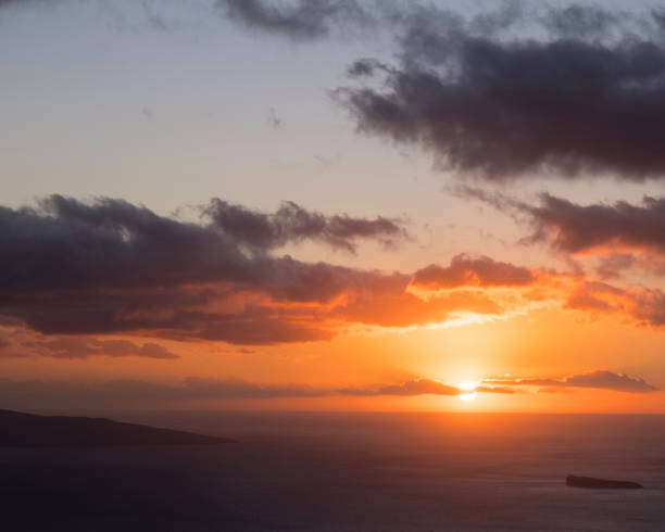 istock Maui Sunset from Ulupalakua with Molokini and Kahoolawe 1422618214