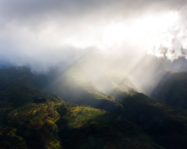 ハワイ州ラハイナ近くの西マウイ山脈の朝の光の航空写真 - lahaina ストックフォトと画像