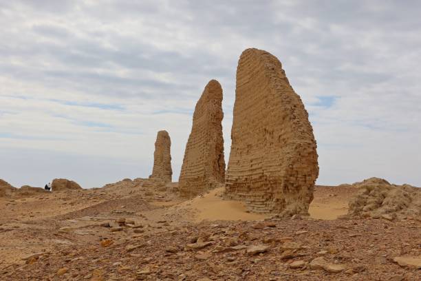 las murallas y ruinas de dimeh el sibaa (soknopaiou nesos) en el desierto de la ciudad de fayoum en egipto - fayoum fotografías e imágenes de stock