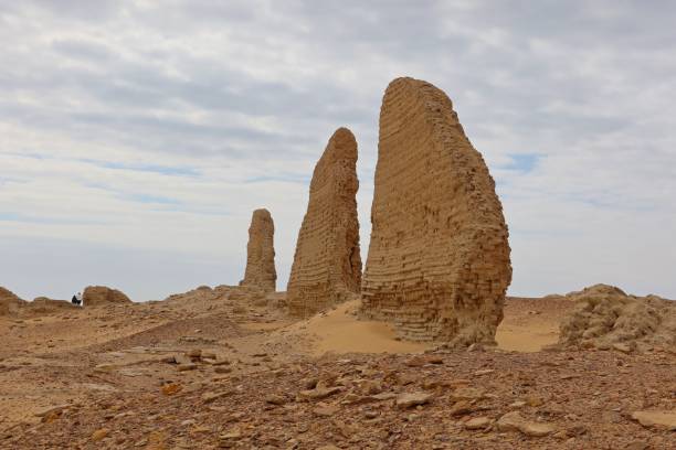 エジプトのファユーム市の砂漠にあるディメ・エル・シバー(ソクノパイウ・ネソス)の壁と遺跡 - fayoum ストックフォトと画像