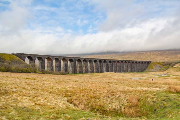 istock Viaduct disappears into the distant hills on a sunny cloudy day 1422630823