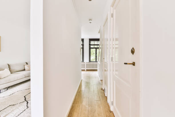 istock Corridor with parquet floors and white doors 1422640106