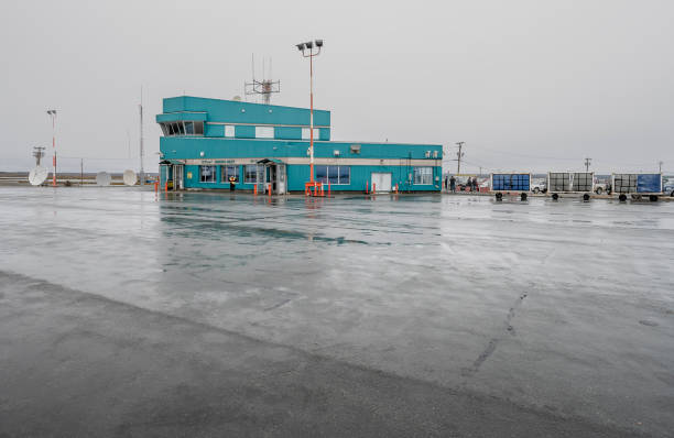 l'aeroporto di rankin inlet visto dalla pista - runway airport sky wet foto e immagini stock