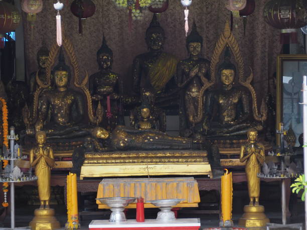 la imagen de buda es negra, amarilla, dorada y gris claro y blanco. - laos luang phabang thailand religion fotografías e imágenes de stock