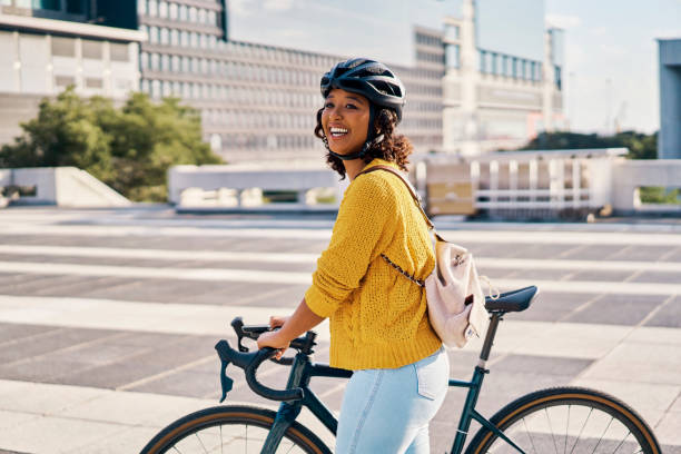 bicicletta, ciclismo e trasporto verde di una donna con un sorriso felice e bicicletta. felicità in una città con trasporto persone eco-friendly, sostenibile e carbon neutral per la sostenibilità in una città urbana - bicycle ride foto e immagini stock