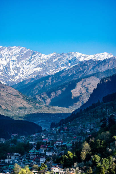 beautiful view of manali and the snow covered mountains - uttarakhand bildbanksfoton och bilder