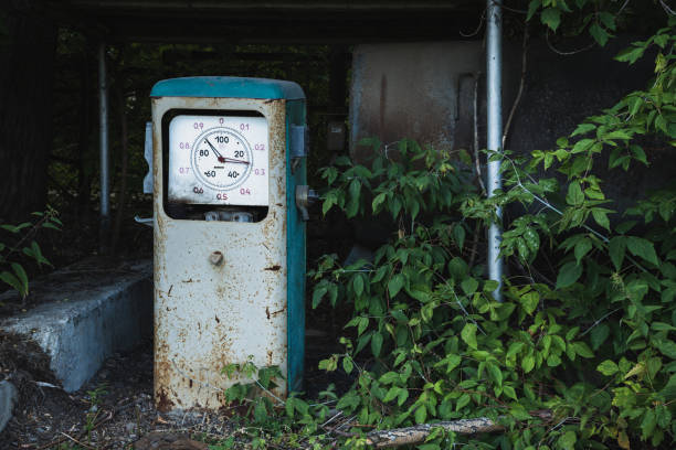 velho posto de gasolina abandonado enferrujado coberto com grama e árvores - old station natural gas russia - fotografias e filmes do acervo