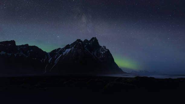 ポーラーライトアイスランドウィンターオーロラヴェストラホーン��ブラックビーチ - aurora borealis iceland aurora polaris astronomy ストックフォトと画像