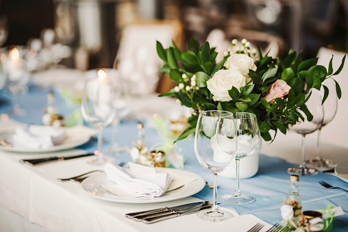 Decoración de bodas con flores frescas. Configuración de la mesa. photo