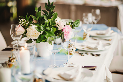 Fresh flowers wedding decoration. Wedding table.