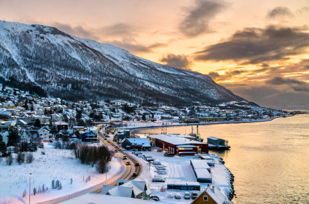 puesta de sol en invierno en tromso, noruega - tromso fjord winter mountain fotografías e imágenes de stock