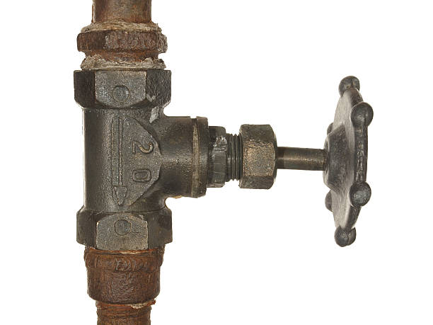 старая вода клапан изолированные на белом фоне - pipe installing water pipe threaded стоковые фото и изображения