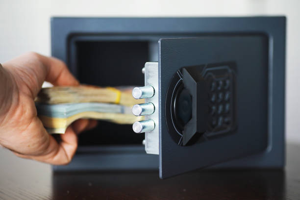 abre caja fuerte en una casa adinerada. caja fuerte en la habitación del hotel. concepto de almacenamiento seguro de dinero y documentos - closet hotel door contemporary fotografías e imágenes de stock