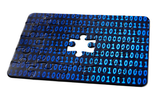 puzzle de données : puzzle de code binaire sur écran d’ordinateur, avec une pièce manquante - binary code puzzle coding technology photos et images de collection