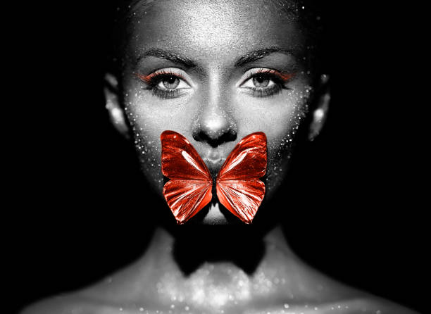 piękna modelka kobieta z czerwonym motylem - vogue dancing zdjęcia i obrazy z banku zdjęć