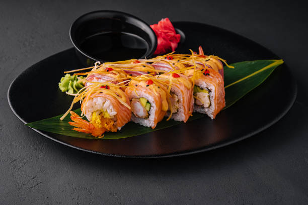 суши ролл с лососем и креветками темпура - tempura стоковые фото и изображения