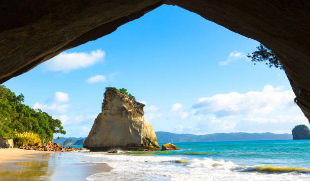 hermosa vista desde la cueva en la cala de la catedral, coromandel, nueva zelanda - new zealand fotos fotografías e imágenes de stock